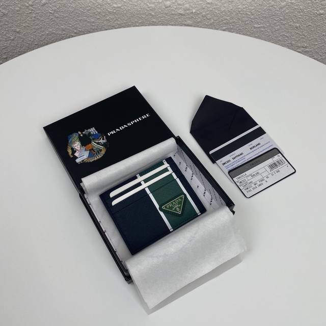 顶级原单 Prada爆款男士卡包专柜最新款式 官网同步 正品开发 型号2Mc223 颜色 深蓝+绿 三角唛 意大利顶级原单十字纹牛皮质感极好 六个卡槽 中心口袋
