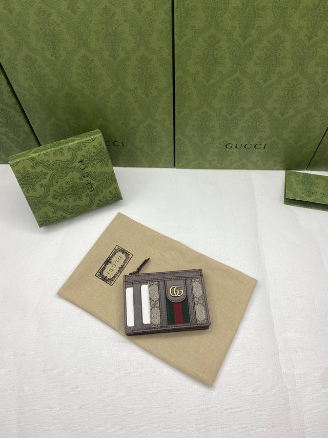 配绿盒包装 Gg Marmont系列卡包 品牌典藏设计细节每一季都会演绎新的款式 为品牌悠久的设计传承书写新的篇章 这款卡包采用黑色皮革制作 饰以源自70年代的