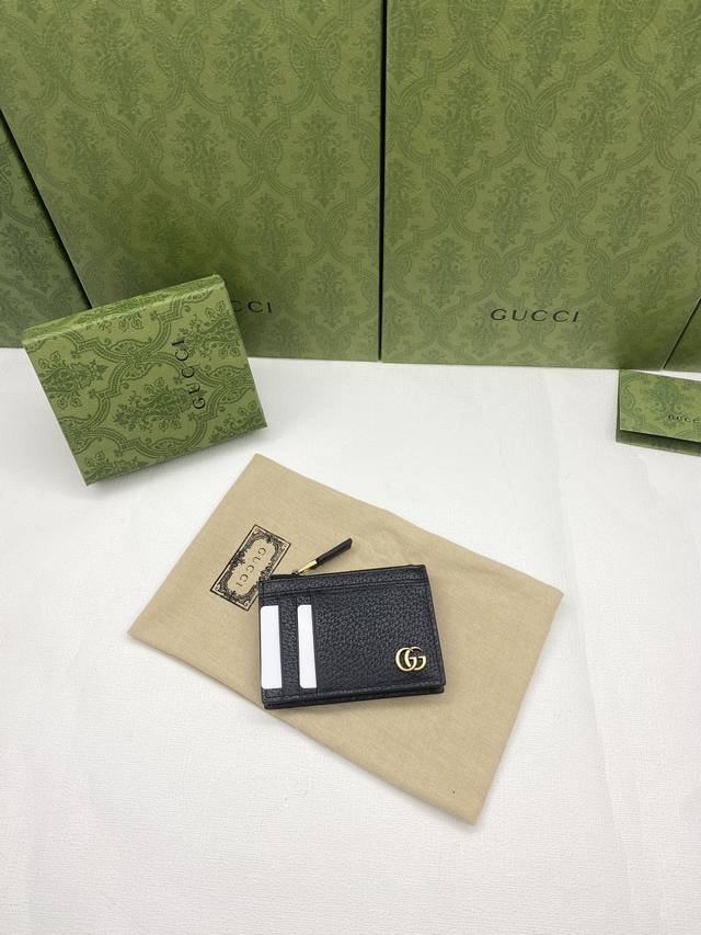 配绿盒包装 Gucci Gg Marmont系列卡包 品牌典藏设计细节每一季都会演绎新的款式 为品牌悠久的设计传承书写新的篇章 这款卡包采用黑色皮革制作 饰以源