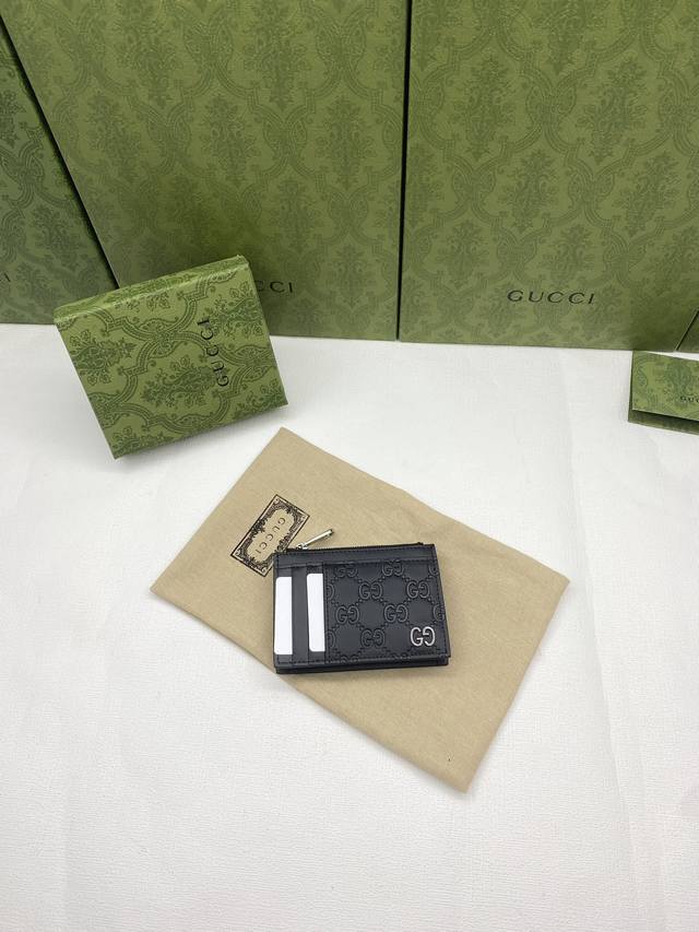配绿盒包装 Gg Marmont系列卡包 品牌典藏设计细节每一季都会演绎新的款式 为品牌悠久的设计传承书写新的篇章 这款卡包采用黑色皮革制作 饰以源自70年代的