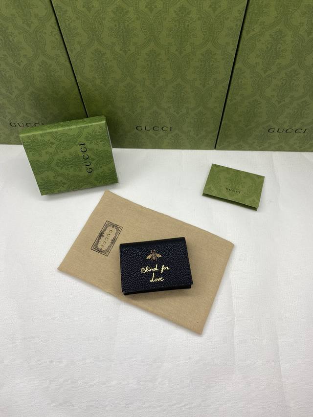 配绿盒包装 Gucci 顶级货品 专柜同步 此款皮革卡片夹是animalier系列的一部分 装饰醒目独特的金属蜜蜂细节和谚语 Blind For Love 后者