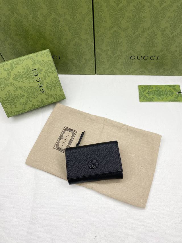 配原厂绿盒包装 Gg Marmont系列卡包 这款gg Marmont系列卡包采用经典耐看的黑色皮革制作 为aria-时尚咏叹调 系列再添经典之作 双g配件源于