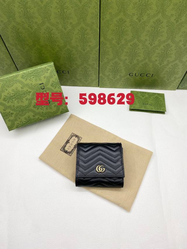 顶级原厂皮配绿盒包装 最新款钱包 非常炫美的一个系列 成为gg Marmont新一季盛夏的焦点 装饰极具辨识性的gg细节 是双g相连最经典的演绎 轻巧可爱最时尚