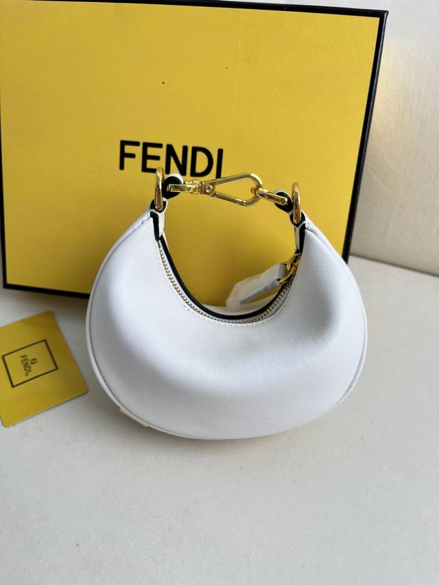 白色小号 fend1Praphy腋下包 以月牙造型为特色 把经典金属大logo[Fend1]装饰在包包底部 包包的轮廓很贴切身体的线条 背在腋下的时候时尚感满满