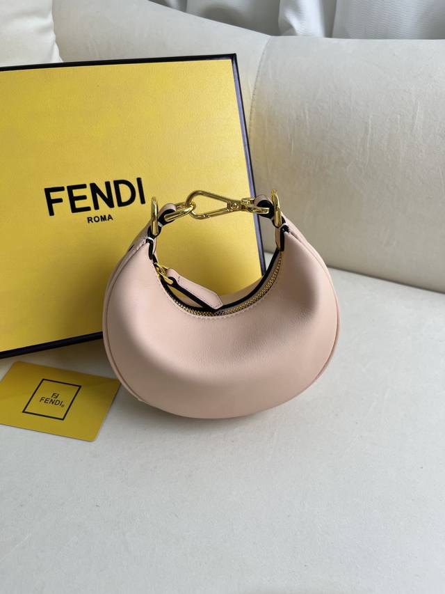 粉色小号 fend1Praphy腋下包 以月牙造型为特色 把经典金属大logo[Fend1]装饰在包包底部 包包的轮廓很贴切身体的线条 背在腋下的时候时尚感满满