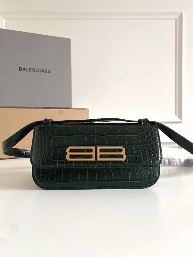 配盒子 balenciag* 新款gossip Bag斜挎包 2022春季最新款 还是熟悉的牛皮压纹 Bb的五金高级感满满的 肩背 斜挎 男女通用 实用性满满的