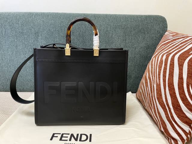 正品级 小号fendi Tote Sunshine皮革手提袋公文包 玳瑁色硬质有机玻璃 饰有烫印fend1 Roma图案 配备两个提手和可拆卸肩带 可手提或肩挎