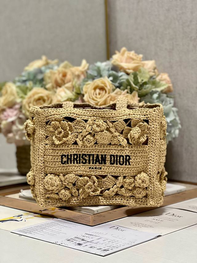 正品级 Dior编织包~夏季度假包 采用自然色酒椰草打造镂空效果重 饰以浪漫的花卉图案 搭配可拆卸的同色调帆布里料 可收纳各种日常用品 手工钩编的拉菲草 Dio