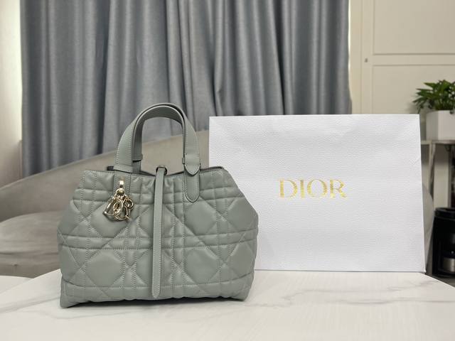 正品级 高品质diortoujours 手袋 灰色中号 这款dior Toujours 手袋于二零二三春夏系列发布秀精彩亮相,休闲实用的设计别具一格.采用灰色牛