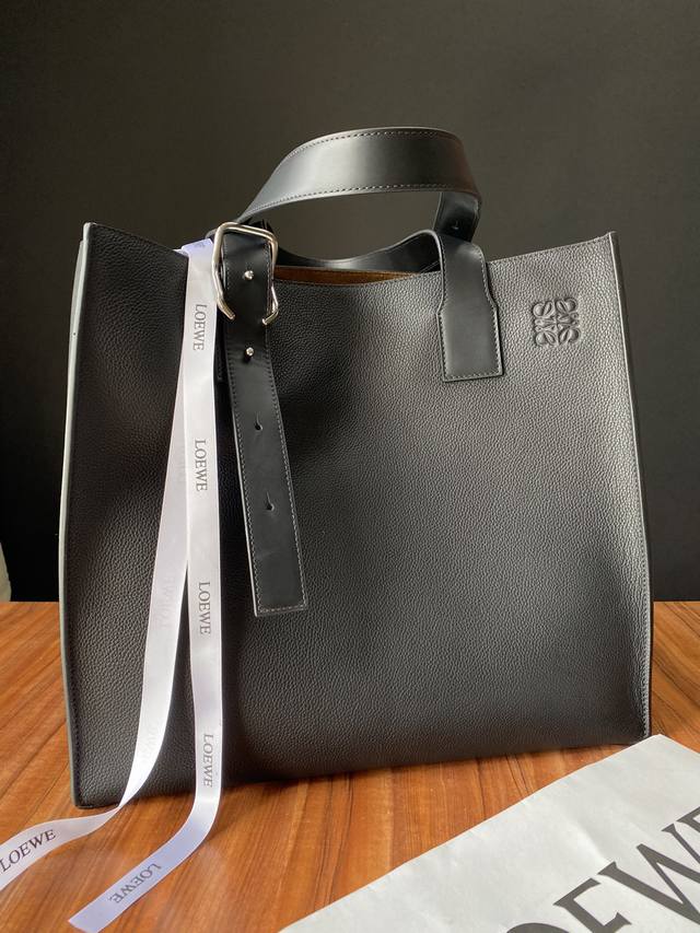 原厂皮 Loewe Buckle Tote手袋 男仕黑色托特包 型號3050宽大的容量和纤细的轮廓 扁平和不对称的双顶部手柄 饰有标志性的弧形开口搭扣 可通过链