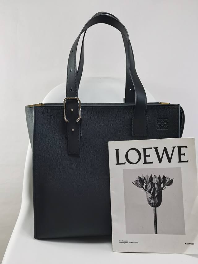 原厂皮 Loewe Buckle Tote手袋 黑色 新版本带拉链 男仕托特包 型號3050A宽大的容量和纤细的轮廓 扁平和不对称的双顶部手柄 饰有标志性的弧形