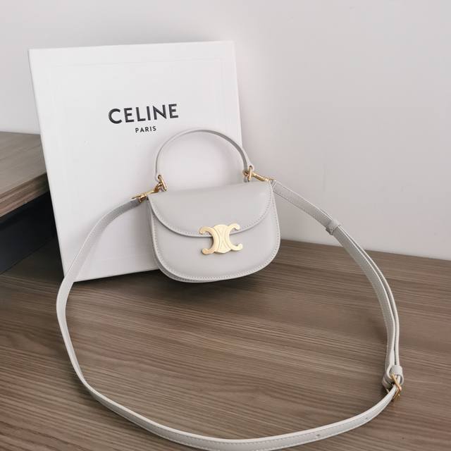 正品级 新品上线celine23早春lisa同款 Mini马鞍包 Besace 凯旋门实物真的好美复古又时髦 怎么搭都好看那种 设计圆弧形底部和翻盖更显年轻化