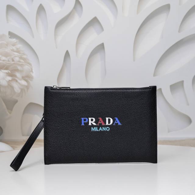 Prada-普拉达最新款男士手拿包采用进口小牛皮 皮质柔软 手感超赞 做工精致 细节完美 时尚休闲百搭 质量与质感都能衬托出你独特的品味尺寸 28.18.1Cm