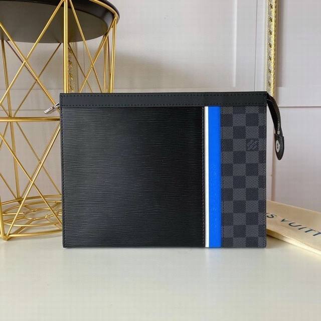 顶级原单m56827 Pochette Voya手包 取材经典 Epi 皮革和 Damier Graphite 帆布 通过点缀标识的条纹巧妙衔接 充裕空间及卡位