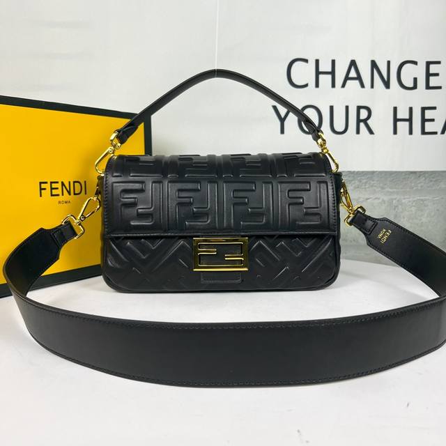 Fendi 芬迪 Baguette中号手袋 翻盖磁性摁扣 配有ff磁扣 内衬配有拉链袋 配备可拆卸肩带 手袋可肩背或斜挎 羊皮 饰有ff压花图案 金色金属件 款