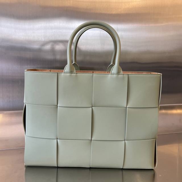 B家2023早春新品 Arco Tote 手拿包 729244 Intreccio编织皮革托特手袋 单个可拆卸内部拉链口袋 内衬是复合绒面革 一看便爱上了 体态