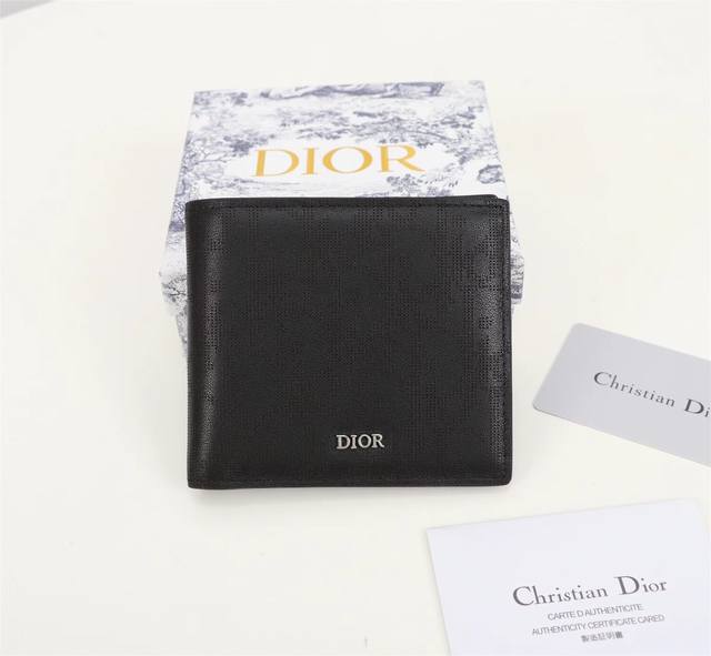 Dior 男士短款钱夹 黑色oblique Galaxy印花效果皮革采用镂空的光滑牛皮革搭配反光里料 双折款式 搭配黑色头层牛皮 内置1个双层现金隔层 2个票据