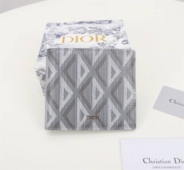 Dior 男士短款钱夹 采用灰色cd Diamond 图案光滑牛皮 双折款式 搭配黑色头层牛皮 内置1个双层现金隔层 2个票据隔层和8个卡槽非常实用 内含防尘袋