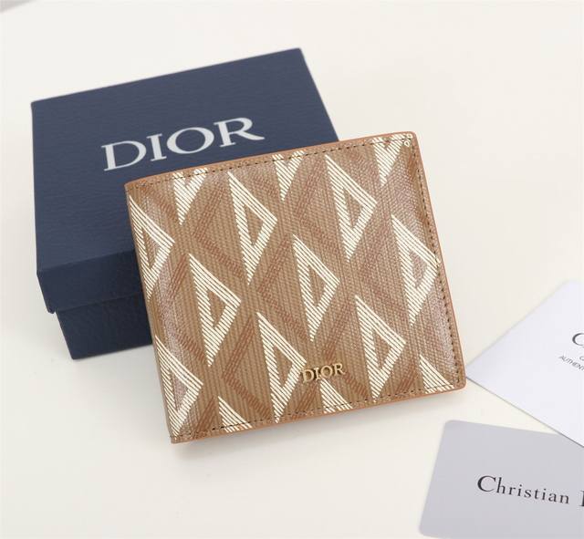 Dior 男士短款钱夹 采用咖啡色cd Diamond 图案光滑牛皮 双折款式 搭配咖啡色头层牛皮 内置1个双层现金隔层 2个票据隔层和8个卡槽非常实用 内含防