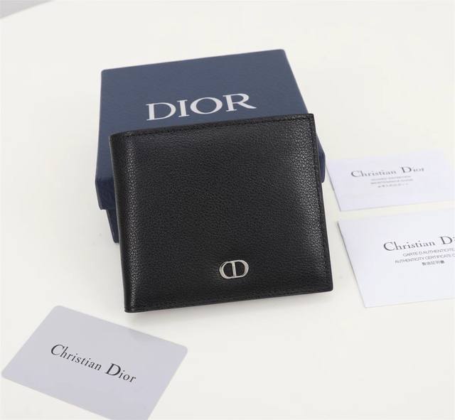 Dior 男士短款钱夹 采用黑色粒面牛皮革精心制作 双折款式 搭配黑色头层牛皮 内置1个双层现金隔层 2个票据隔层和8个卡槽非常实用 内含防尘袋 款号027尺寸