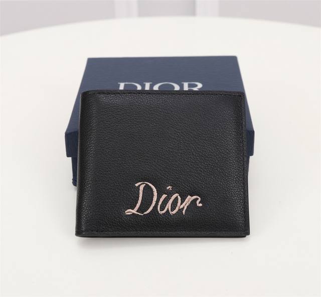 Dior 男士短款钱夹 采用黑色粒面牛皮革精心制作 正面饰以dior丝带状标志 双折款式 搭配黑色头层牛皮 内置1个双层现金隔层 2个票据隔层和8个卡槽非常实用
