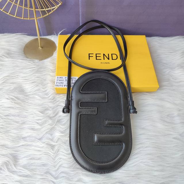 款号f7As055黑色 Fendi O`Lock手机袋 配有可调节 可拆卸肩带 背面设有卡袋 尺寸21.5Cm 15Cm 1Cm