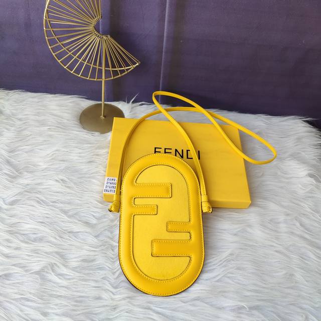款号f7As055黄色 Fendi O`Lock手机袋 配有可调节 可拆卸肩带 背面设有卡袋 尺寸21.5Cm 15Cm 1Cm