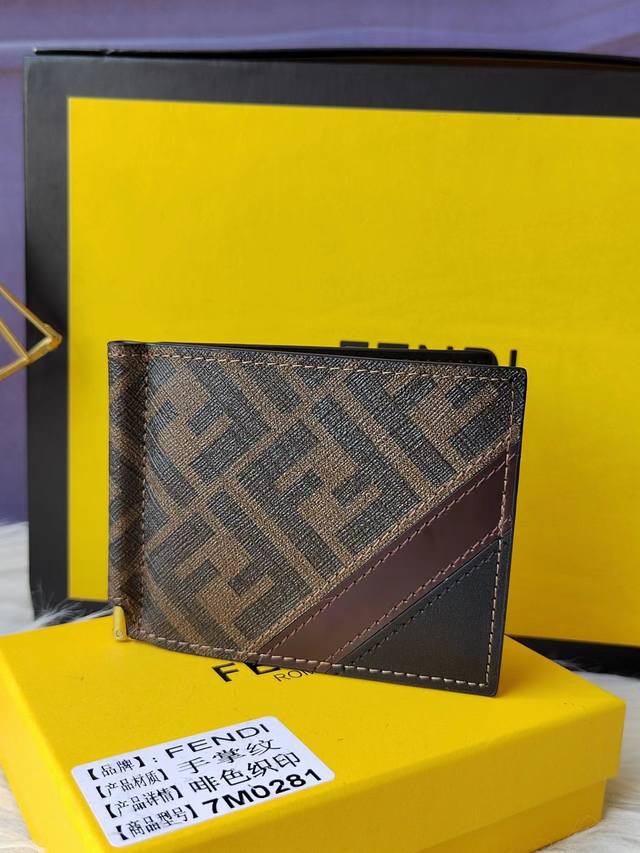 款号f7Mo281咖啡色配棕色 翻盖钞票夹 内袋带有6个卡槽 镀钯金属件 尺寸11.5Cm-8.5Cm-1.5Cm