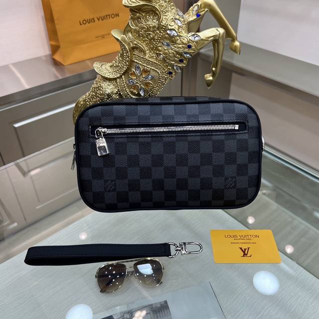 Louis Vuitton 路易威登 M42838 黑格手拿包独家实拍 宽敞的拉链开口 丰富的内外口袋与插槽带来极强的实用性 此款采用标志性damier Gra