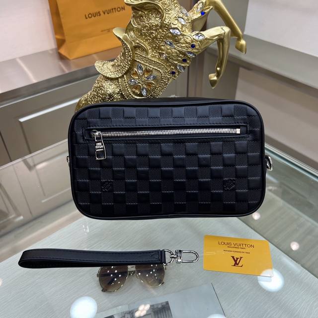 Louis Vuitton 路易威登 M42838 全皮手拿包 宽敞的拉链开口 丰富的内外口袋与插槽带来极强的实用性 此款采用标志性damier Graphit