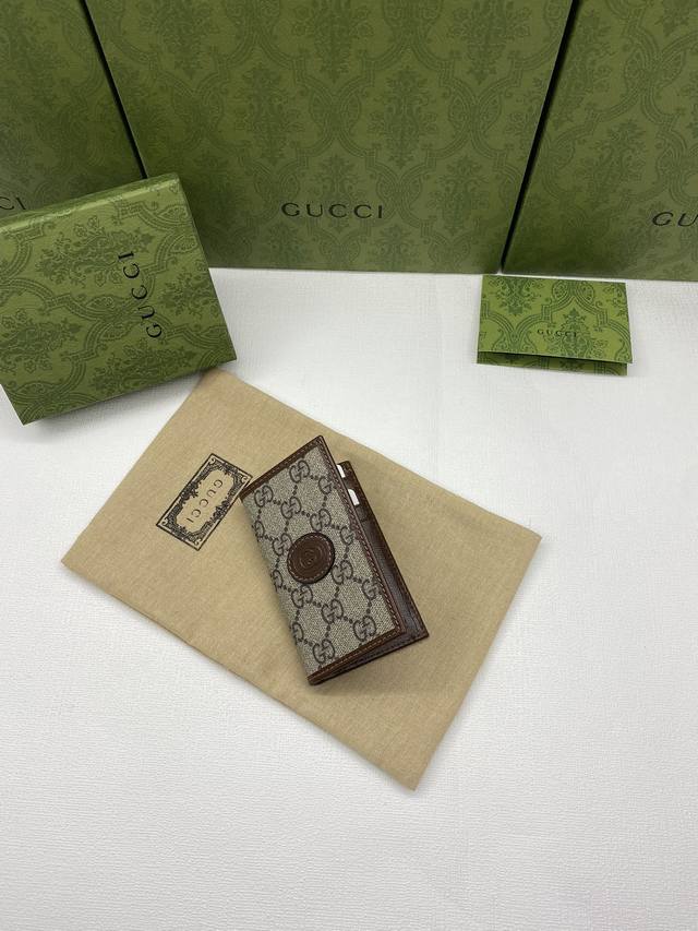 配绿盒包装 Gucci 饰互扣式双g卡片夹 以复古旅行为灵感 致敬品牌创始人guccio Gucci先生在伦敦savoy Hotel酒店的工作经验 Gucci全