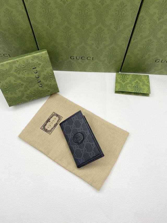 配绿盒包装 Gucci 饰互扣式双g卡片夹 以复古旅行为灵感 致敬品牌创始人guccio Gucci先生在伦敦savoy Hotel酒店的工作经验 Gucci全