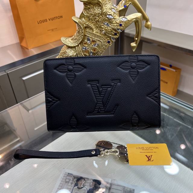 新品 Louis Vuitton 路易威登 最新手拿包 不但包型做得好 而且品质也非常精细 采用进口牛皮压花制作 五金配套带密码锁 款式简单大方型号 : 669