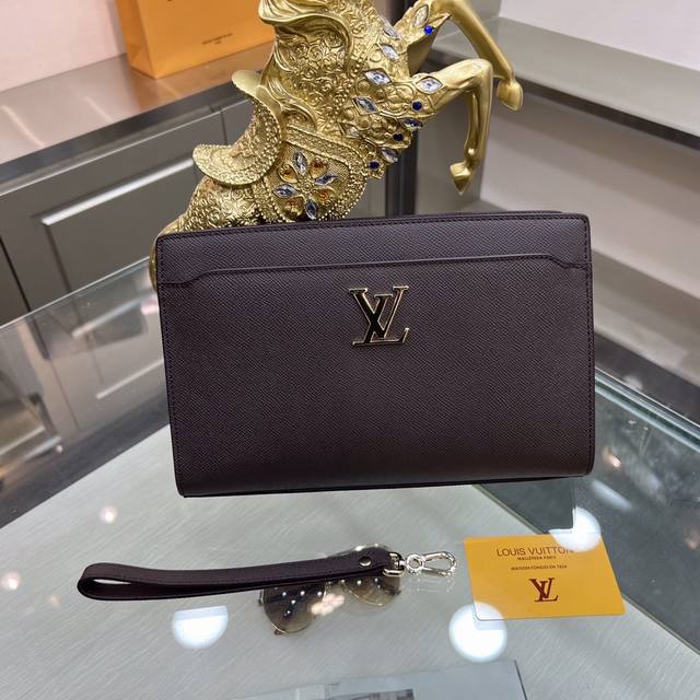 新品 Louis Vuitton 路易威登 最新手拿包 不但包型做得好 而且品质也非常精细 进口牛皮制作 配密码锁 款式简单大方型号 : 5505-7尺寸 :