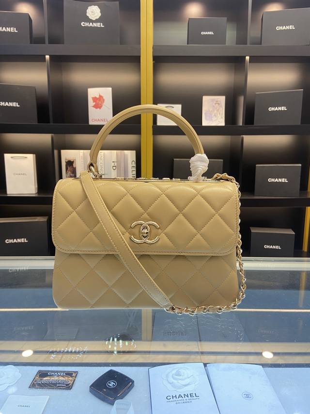 Chanel 92236 秋冬最新五金 原单品质 刘诗诗同款 采用进口绵羊皮 多隔层顶尖的制作完美的手工.上身效果超好看手提肩背斜背都可以肩带还可以自由拆卸 法