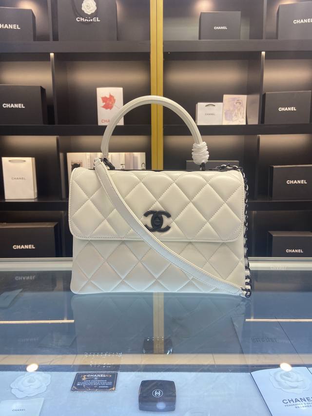 Chanel 92236 秋冬最新五金 原单品质 刘诗诗同款 采用进口绵羊皮 多隔层顶尖的制作完美的手工.上身效果超好看手提肩背斜背都可以肩带还可以自由拆卸 法