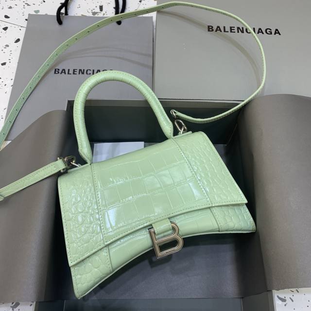 小号 原单balencia巴黎家 本季重磅 鳄鱼薄荷绿 沙漏包 独特的标志性弧线形状造型极具辨识度 一眼就让人眼前一亮呀超炫酷 外观呈现一轮半月状上坠一个金属b