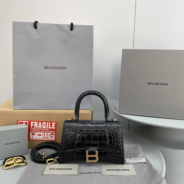 升级版 Balenciaga 巴黎世家 沙漏包重磅来袭 让人眼前一亮的百搭爆款原单小牛皮 沙漏造型 曲线包底配可调可拆卸肩带 可手提 肩背或斜挎 Xs号 19*