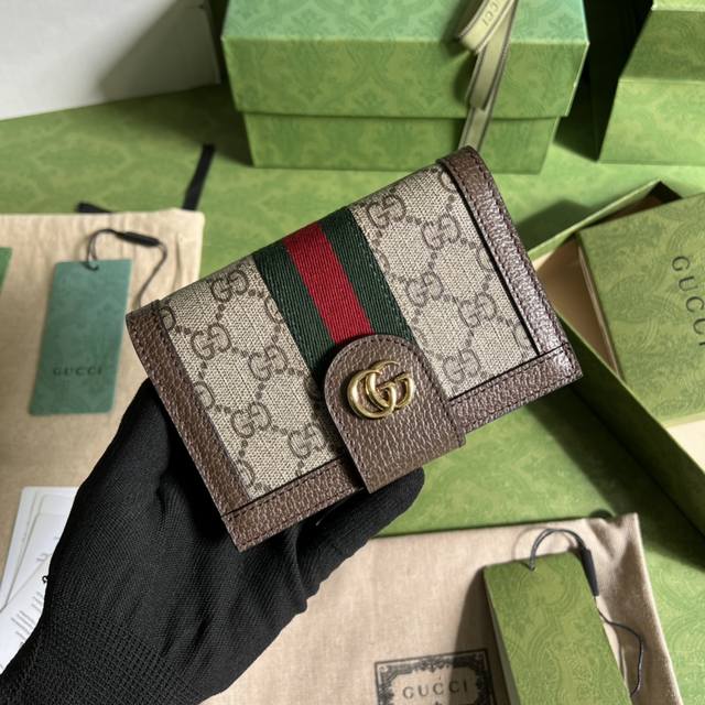配全套原厂绿盒包装 G家最新护照包到货 也可作为钱夹使用 是品牌主推的一款实用设计单品 经典gg图案是品牌在30年代开始使用的标志性元素之一 历经近一个世纪的发