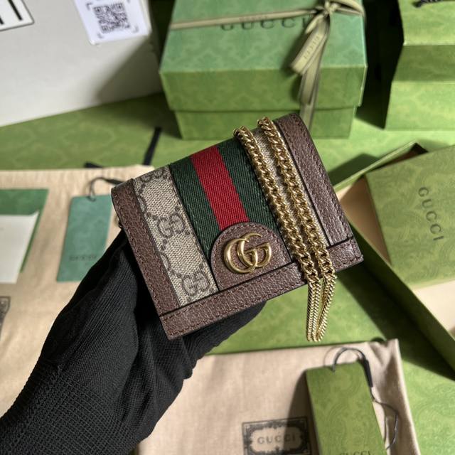 配全套原厂绿盒包装 G家最新链条包到货 也可作为钱夹使用 是品牌主推的一款实用设计单品 经典gg图案是品牌在30年代开始使用的标志性元素之一 历经近一个世纪的发