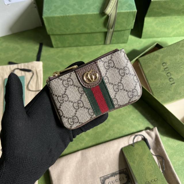 配全套原厂绿盒包装 G家最新钥匙扣包到货 也可作为钱夹使用 是品牌主推的一款实用设计单品 经典gg图案是品牌在30年代开始使用的标志性元素之一 历经近一个世纪的