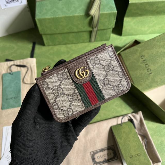 配全套原厂绿盒包装 G家最新卡包到货 也可作为钱夹使用 是品牌主推的一款实用设计单品 经典gg图案是品牌在30年代开始使用的标志性元素之一 历经近一个世纪的发展