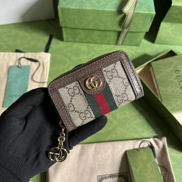 配全套原厂绿盒包装 G家最新钥匙包到货 也可作为钱夹使用 是品牌主推的一款实用设计单品 经典gg图案是品牌在30年代开始使用的标志性元素之一 历经近一个世纪的发