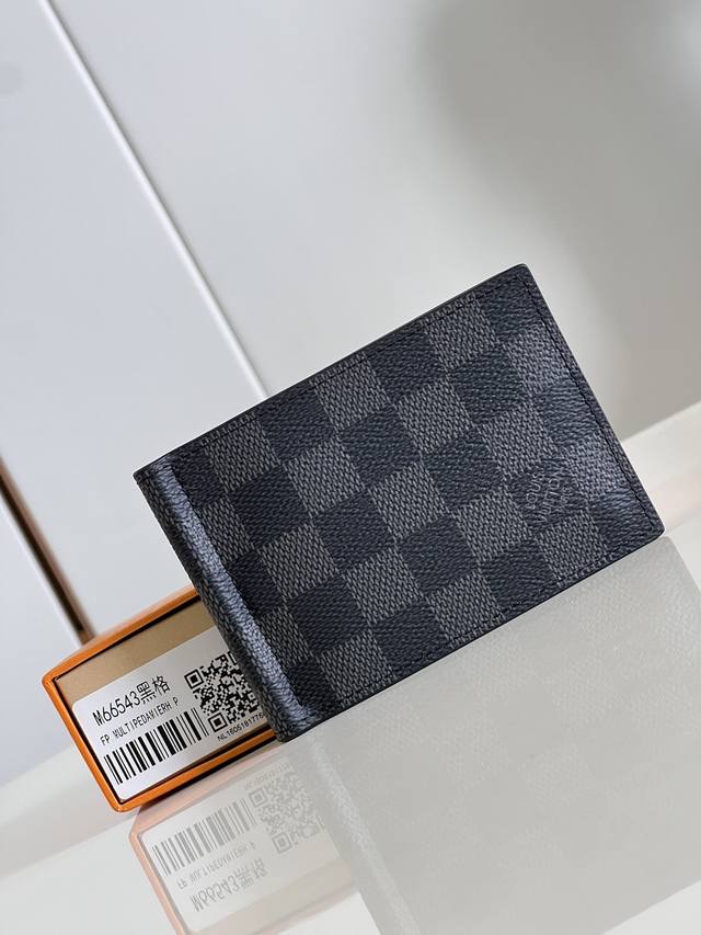 独家实拍 M66543黑格 美金夹 纸币最好的归纳处 外观平整 可以轻松地收入外衣或裤装口袋 实用便携 具有的旋转夹可用来装卡片和票据 Size 11X8X1C