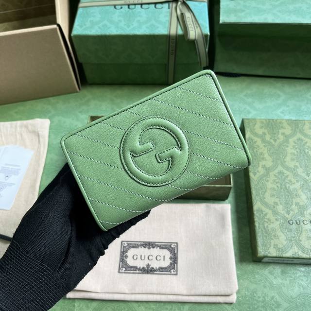 配全套原厂绿盒包装 Gucci Blondie系列钱包 Gucci Blondie系列以品牌颇为大胆的一款图案搭配同色调皮革设计 处处散发着含蓄内敛的气息 该系