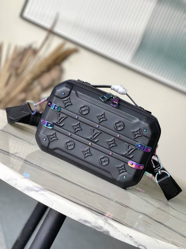 顶级原单 M21935 黑色 Future Trunk 手袋是对传统硬箱的超现实主义重塑 牛皮革硬质设计不失轻盈质感 牛皮革饰边和金属件完善细节 搭配顶部手柄和