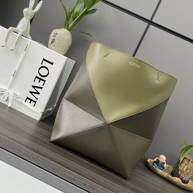 小号 Loewe罗意威 新款托特亮面牛皮革 Puzzle Fold Tote采用标志性包袋的标志性几何线条 并通过图形和建筑面板重新设计它们 使包完全可以折叠平