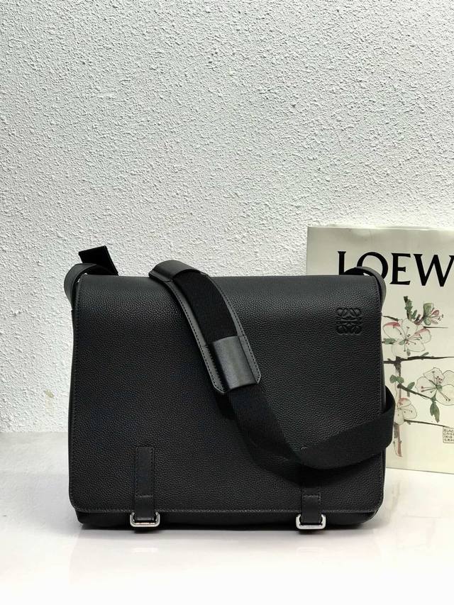 Loewe罗意威 新品邮差包 采用进口荔枝纹小皮搭配背部柔软细纹皮 调节的棉质织带肩带,使用舒适感倍增 作为经典的信使包的完美诠释 它提供了功能 同时拥有一个简