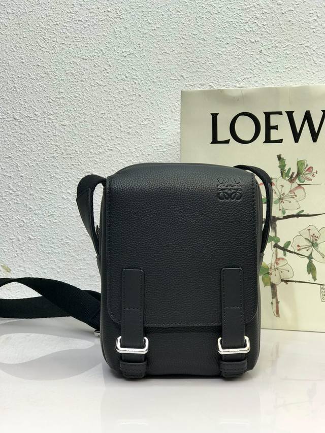 Loewe罗意威 新品超迷你 Military Crossboby 男士小斜挎包 采用颗粒纹小牛皮 带有一个拉链主隔层和一个折叠翻盖下的隔层 可肩背或斜挎 肩带