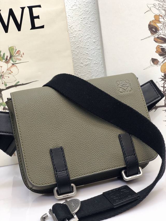 Loewe罗意威 新品 Military Bumbag Loewe 最新男仕腰包 L11356 限量春夏最潮新品 柔软厚实粒面牛皮定制 復古鉛色伍金.超实用百搭